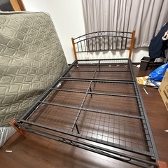 ダブルベッド　金属フレーム
