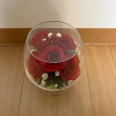 【造花】ガラスに入った薔薇の画像