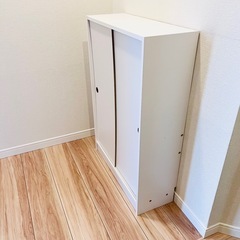 スリム 本棚 引き戸収納 キャビネット 北欧 シェルフ 絵本棚 薄型の画像