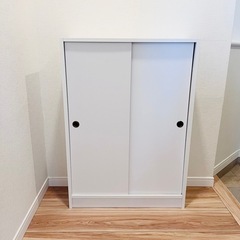 スリム 本棚 引き戸収納 キャビネット 北欧 シェルフ 絵本棚 薄型の画像