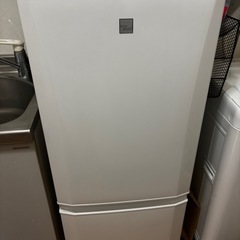 洗濯機、冷蔵庫、食器棚、電気ケトルの画像