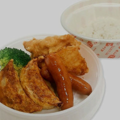 弁当が無料(唐揚げ・ウィンナー・餃子・ご飯)