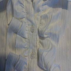 白フリルブラウスの画像