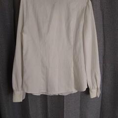 白フリルブラウスの画像