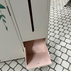花柄の収納棚の画像