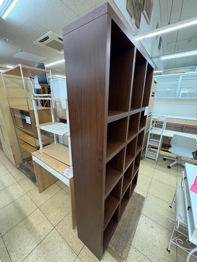 ダークブラウンの木製飾り棚 2段シェルフ 本棚 木目ブラウン 大