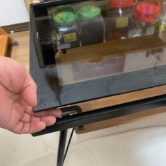 おしゃれガラステーブルの画像