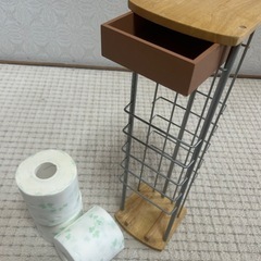 トイレットペーパー入れ。