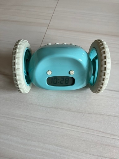 走り回る目覚まし時計