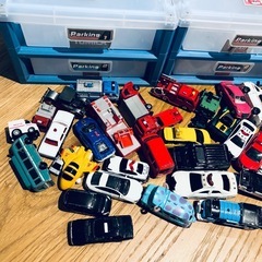 トミカ大量！駐車場付きの画像