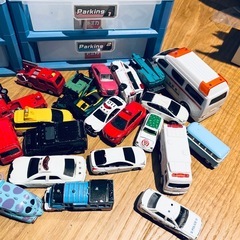 トミカ大量！駐車場付きの画像
