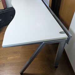 勉強机にもパソコン机にもなる事務机(オカムラ製)の画像