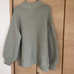 ハイネック　ニット　くすみカラー　ダスティーグリーン　ゆるダボ　春色の画像