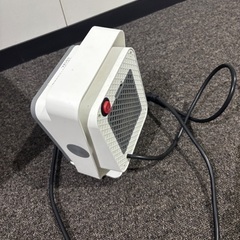 セラミックヒーター 小型 速暖 足元ヒーター 大風量 電気ファンヒーター 省エネ セラミックファンヒーター 足元 暖房 省エネ ファンヒーター 電気 静音 電気ヒーター 角度調節 転倒オフ 過熱保護 脱衣所 オフィス 寝室 卓上 ミニ セラミックヒーター トイレ 窓下結露対策 寒さ対策 (シルバー)の画像