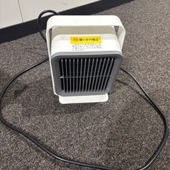 セラミックヒーター 小型 速暖 足元ヒーター 大風量 電気ファンヒーター 省エネ セラミックファンヒーター 足元 暖房 省エネ ファンヒーター 電気 静音 電気ヒーター 角度調節 転倒オフ 過熱保護 脱衣所 オフィス 寝室 卓上 ミニ セラミックヒーター トイレ 窓下結露対策 寒さ対策 (シルバー)の画像