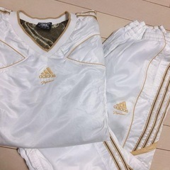 adidasトレーナーの画像