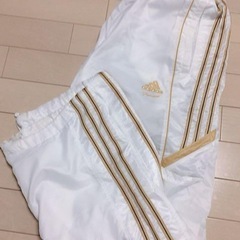 adidasトレーナーの画像