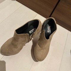 スウェードショートブーツ、パンプスの画像