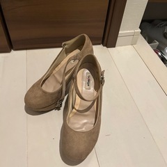 スウェードショートブーツ、パンプスの画像