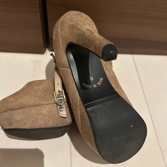 スウェードショートブーツ、パンプスの画像