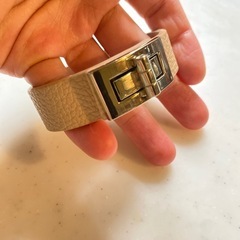 ベージュ✨レザー風バングル✨シンプル高見え✨の画像