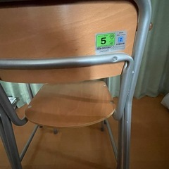 学校机と椅子の画像