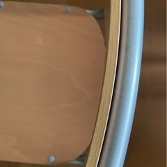 学校机と椅子の画像