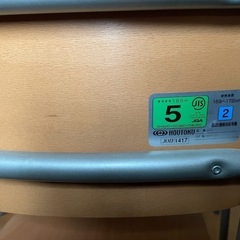 学校机と椅子の画像