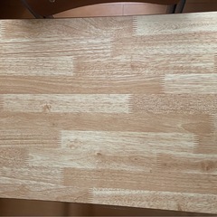 学校机と椅子の画像