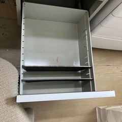 お話中　事務用机の画像