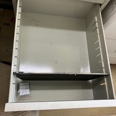 お話中　事務用机の画像