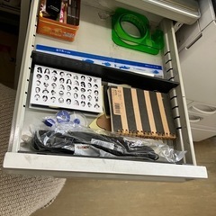 お話中　事務用机の画像