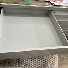 お話中　事務用机の画像