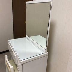 横須賀市より出品　白いドレッサーと椅子