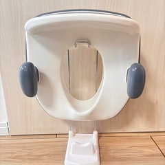 リッチェル(Richell)補助便座　ホワイト  グリップ付の画像