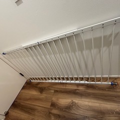 窓からの転落防止フェンス。3枚連結(幅152-220cm×高80cm)落下防止柵 無償でお渡し　本日午前中限定の画像