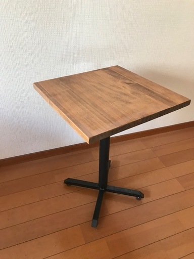 小さい木のテーブル