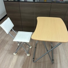 テーブルと椅子の画像