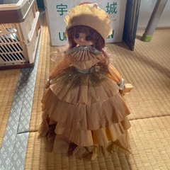 人形 紙とビンで作られている？