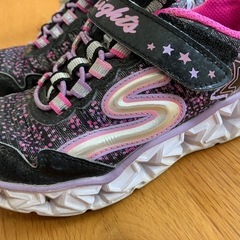 光る靴　スケッチャーズ18cm　の画像