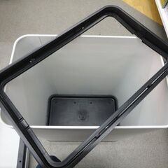 センサー付き 自動開閉ゴミ箱 48L ホワイト スチール製 ダストボックス ごみ箱 45L 札幌市西岡店の画像