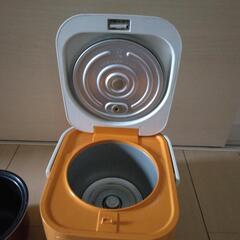 オレンジの炊飯器の画像