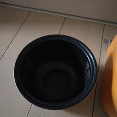 オレンジの炊飯器の画像