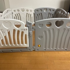 【交渉中】カトージ ベビーサークル 2ドア コロコロランドⅡ 扉パネル2枚と知育パネルが付いたベビーサークルの画像