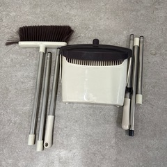 柄の長いほうきとちりとりの画像