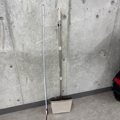 柄の長いほうきとちりとりの画像