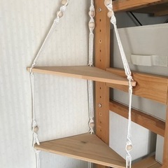 コーナー木製壁掛け装飾フローティングシェルフの画像