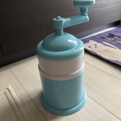 回して作るかき氷機の画像