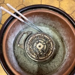 昭和レトロな電気式火鉢セット あると嬉しい灰と火箸もセットです❣️の画像