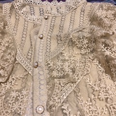 ベージュ春ブラウス新品の画像